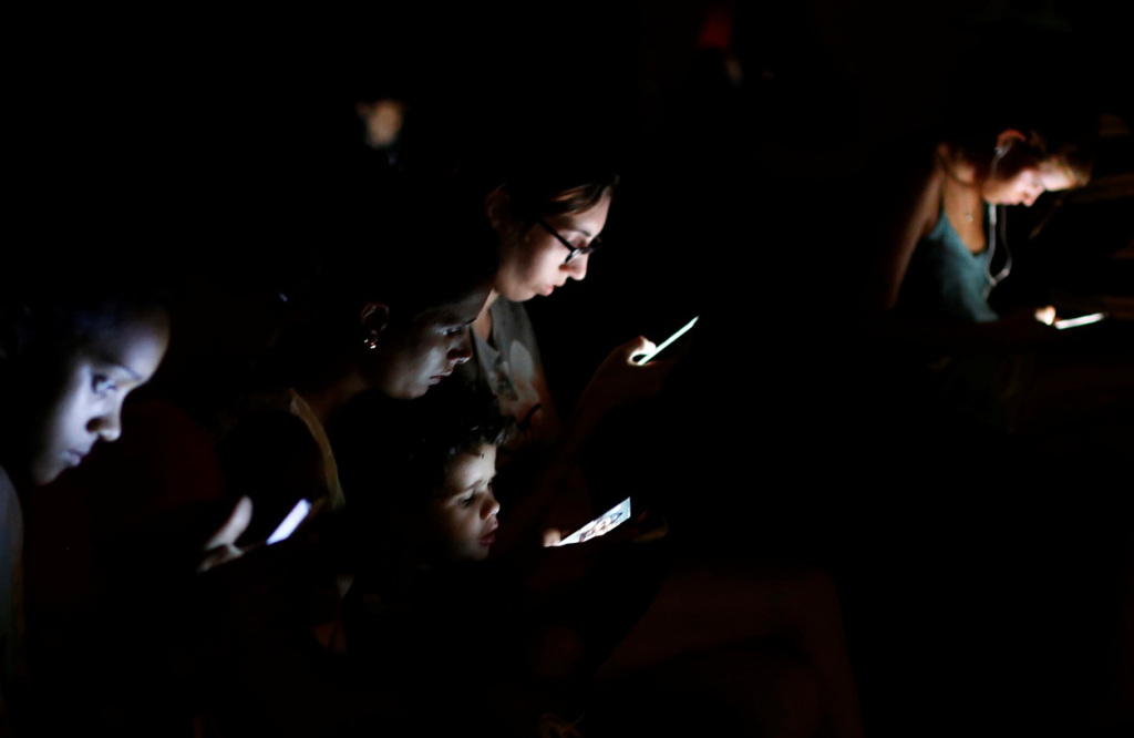 Personas navegan en Internet en La Habana, Cuba (Fotografía: Reuters)